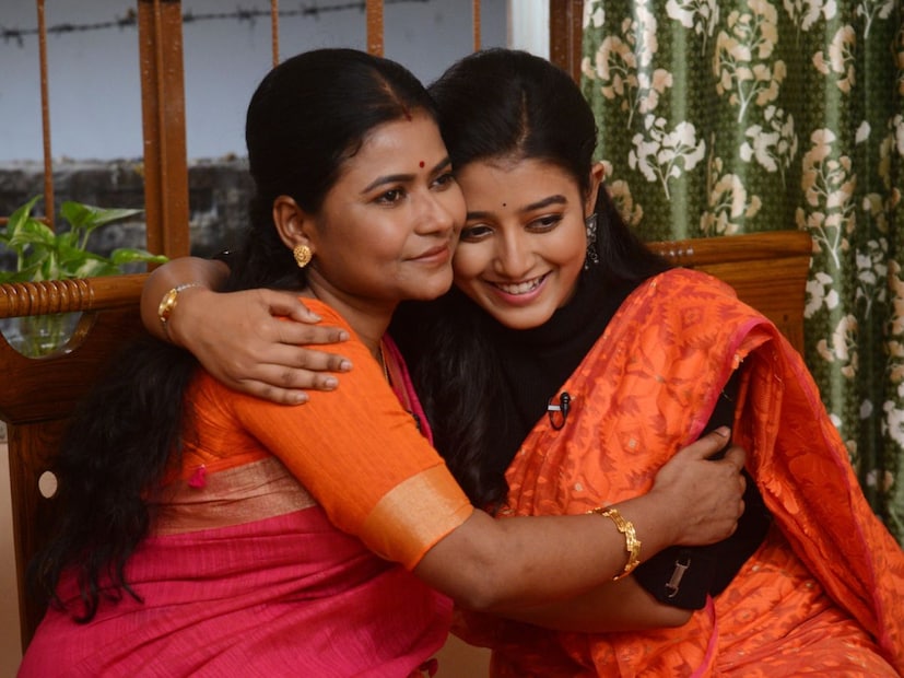 পর্দায় রাইয়ের কথায়, লকডাউনের সময় অডিশন চলছিল কিন্তু ঝাড়গ্রাম থেকে কলকাতা আসার ট্রেন বন্ধ ছিল। সেই সময় তিনি যাতে কলকাতায় এসে অডিশন দিতে পারেন সেজন্য মায়ের আংটি বিক্রি করে দিয়েছিলেন তাঁর বাবা। 