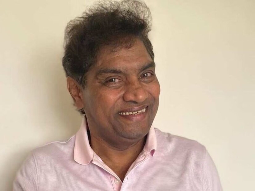 রাস্তায় প্যান্ট বিক্রি করতে তিনি বলিউডের তারকাদের গলা নকল করে। যার কারণে তাঁর আয় বৃদ্ধি হয়। এরপর বাবার কারখানায় কাজ করেছিলেন ১৮ বছর বয়সী জনি। কিন্তু তার বাবা তার এই মিমিক্রি করার স্বভাব একদম পছন্দ করতেন না। বাবাকে লুকিয়ে কারখানায় লোকজনকে হাসাতে তিনি। এই কারখানারই একজন উচ্চ আধিকারিক তার নাম বদলে রাখেন জনি লিভার।
