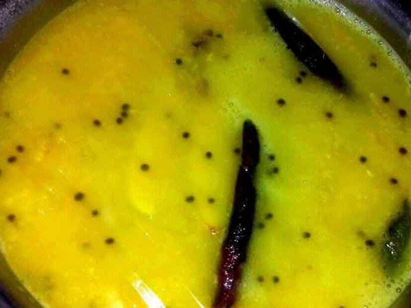 সিদ্ধ মুসুর ডালটাকে দিয়ে দিন জল সমেত। খানিক নেড়ে ঢাকা দিন। গ্যাস হাল্কা আঁচে রাখুন। তারপর ঢাকা সরিয়ে একটু জল দিন। ৫-১০ মিনিট ফুটতে দিন চাপা দিয়ে। আপনার টক ডাল তৈরি। একটু ঠান্ডা করে গরম না করা ভাতের সঙ্গে এক থালা সাবাড় করে দিন। সঙ্গে আলু সিদ্ধ খেলে সারাদিন এনার্জির একফোঁটাও অভাব হবে না।