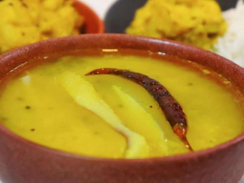 এখানে দেখে নেওয়া যাক আম ডাল বানানোর প্রক্রিয়া- কাঁচা আমের খোসা ছাড়িয়ে নিন। লম্বা-লম্বা করে কাটুন। নুন-হলুদ মাখিয়ে রেখে দিন কিছুক্ষণ। মুসুর ডালে জল দিয়ে ফুটিয়ে নিন। একটি কড়াইয়ে সরষের তেল গরম করে তাতে পাঁচ ফোঁড়ন দিন। নুন-হলুদ মাখানো কাঁচা আমের টুকরোগুলো দিয়ে একটু নাড়ুন। 