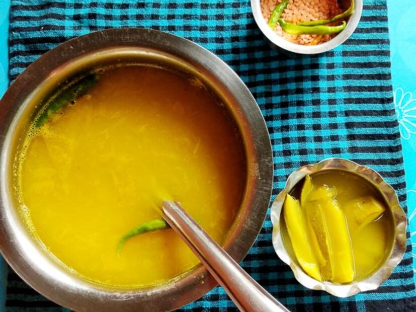 টক ডাল শরীরটাকে শীতল করে তোলে। এই সময় পেট ঠান্ডা রাখতে এই ডালের জুড়ি নেই। শরীর ঠান্ডা করতে সাহায্য করে কাঁচা আম। 
