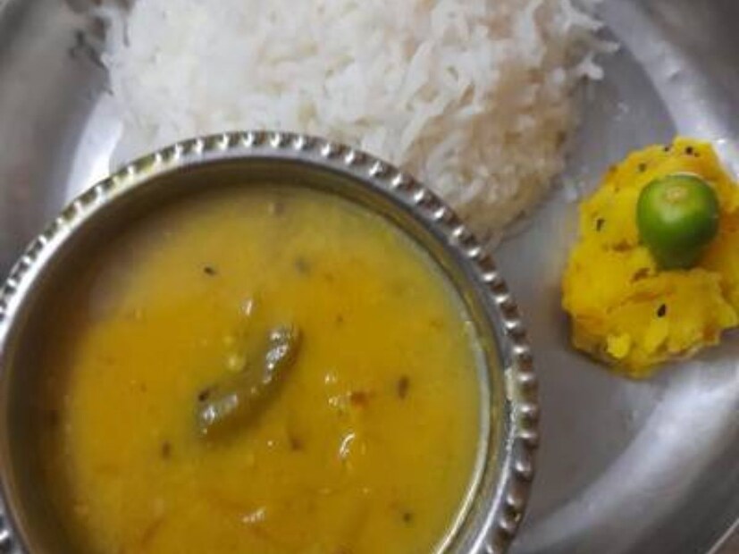 মুসুর ডাল এবং কাঁচা আম দিয়ে তৈরি ডাল খেলে সারাটা দিন ফুরফুরে থাকবে শরীর। কাঁচা আম শরীরের আর্দ্রতা ধরে রাখতে সাহায্য করে।
