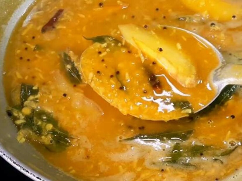 তীব্রগরমে উপযুক্ত খাবার টক ডাল। প্রতিবাড়িতে কম বেশি রান্না হয় এই ডাল। এখন, পাকা আম না মিললেও বাজারে উপচে পড়ছে কাঁচা আম। সেই কাঁচা আম ডাল খেতেও যেমন ভাল তার উপকারিতাও অনেক।