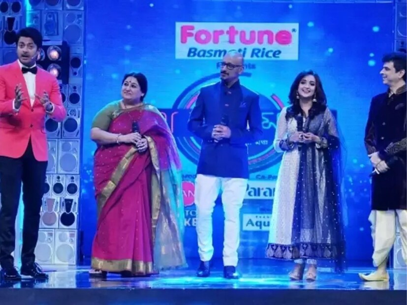 তবে, আচমকা জি বাংলার সঙ্গে সমস‍্যার কারণে রিয়ালিটি শো ছেড়ে দেন অভিনেতা যীশু সেনগুপ্ত। এরপর ২০২০ সাল থেকে গত বছর অবধি ধারাবাহিকটিকে সঞ্চালনা করেছেন অভিনেতা আবির চট্টোপাধ্যায়(Abir Chatterjee)।