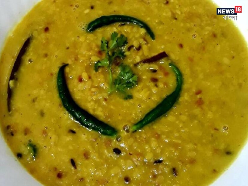৫. বিউলি ডালদোসা, ইডলির মতো দক্ষিণ ভারতীয় খাবারে বিউলি ডাল ব্যাপকভাবে ব্যবহৃত হয়। এই ডালের খিচুড়ি বানিয়ে খাওয়া খুবই উপকারী। এটি দ্রুত ওজন কমাতে পারে। বিউলি ডাল শুধু প্রোটিনই নয় কার্বোহাইড্রেট, ডায়েটারি ফাইবার, অনেক ধরনের ভিটামিন, ক্যালসিয়াম, আয়রন এবং ম্যাগনেসিয়াম সমৃদ্ধ। (Disclaimer: এই প্রতিবেদনটি কেবলমাত্র সাধারণ তথ্যের জন্য, তাই বিস্তারিত জানতে হলে সর্বদা বিশেষজ্ঞের পরামর্শ নিন।)
