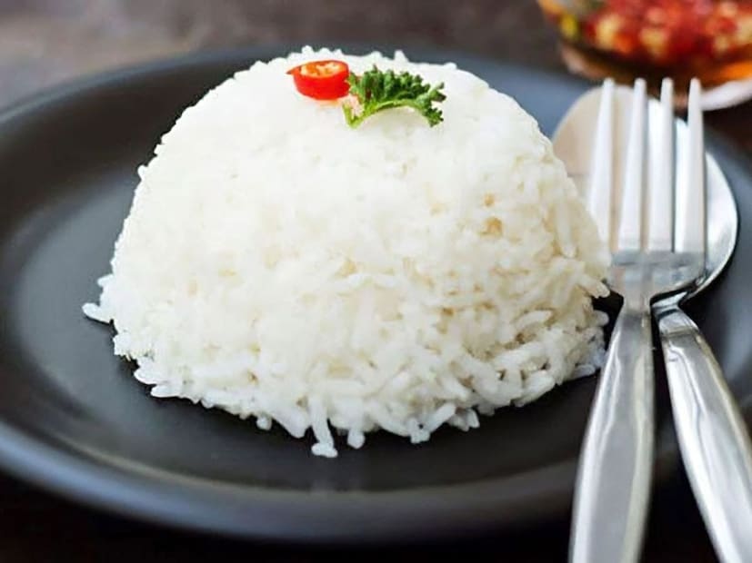 এ ছাড়া আমরা যখনই হাত দিয়ে খাবার খাই, তখন আঙুল দিয়ে খাবার স্পর্শ করি, যা মস্তিষ্কে বার্তা দেয় যে আমরা খাওয়ার জন্য সম্পূর্ণ প্রস্তুত, যার ফলে হজম প্রক্রিয়া সক্রিয় হয় এবং স্বাস্থ্যের উন্নতিতে কাজ করে। 