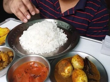 হাত না চামচ? কী দিয়ে খাবার খাওয়া উচিত? বড় ভুল করছেন! বড় সতর্কতা