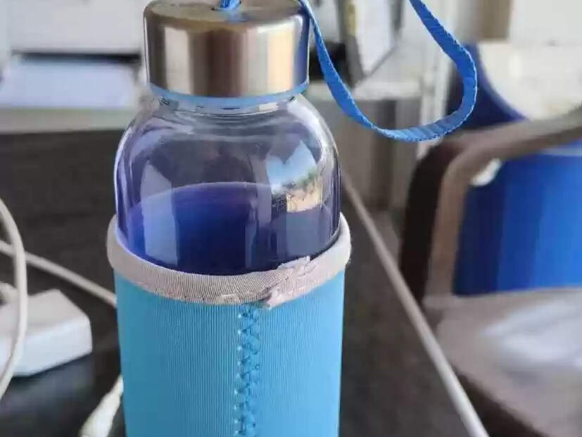 ভেজা কাপড়: বোতলের জল ঠান্ডা রাখতে বড় ভরসা হয়ে উঠতে পারে ভেজা কাপড়। লের পাত্র ভেজা কাপড় দিয়ে মুড়ে রাখলে দীর্ঘক্ষণ ঠান্ডা থাকবে জল। 