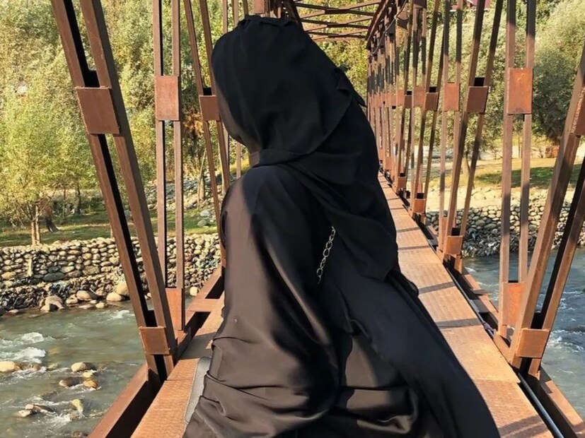 বলিউডে নিজেকে প্রতিষ্ঠিত করা মোটেই সহজ নয়। বাবা মায়ের হাত ধরেই হোক বা নিজের গরজে। সফল অভিনেতা বা অভিনেত্রী গেলে প্রতিটি মুহূর্তে লড়াই করতে হয়। অনেক কষ্ট করে মায়ানগরীতে নিজের ভিত তৈরি করেছেন, এমন উদাহরণ ভুরি ভুরি। আবার প্রতিষ্ঠিত হওয়ার পর হারিয়ে গিয়েছেন এমন উদাহরণও কম নয়। 