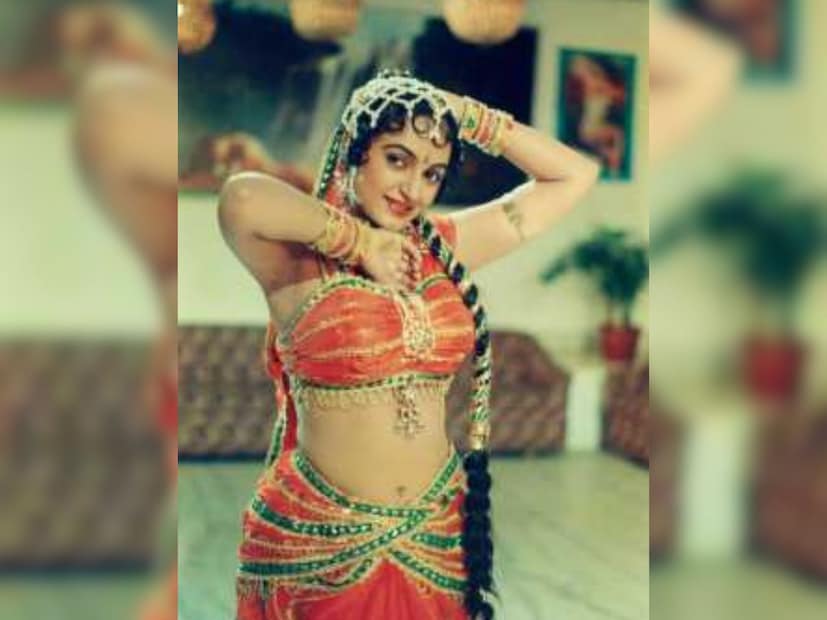 অভিনেত্রী আরও বলেছিলেন যে, ‘‘আমি কী বলব বুঝতে পারছিলাম না এবং আমি তাঁকে বলেছিলাম যে আমি পরের দিন আসব, কারণ সেখানে পৌঁছানোর আমার কোনও উপায় ছিল না। তখন তিনি আমাকে বললেন, তুমি সিটিং-এর মানে জান না। ফিল্ম লাইনে থাকতে গেলে সিটিং করা জানতে হয়। তখন আমি উনার কথার আসল অর্থ বুঝতে পারলাম। সেই অফিসেই আমি উনার সঙ্গে রীতিমতো ঝগড়া করি।’’