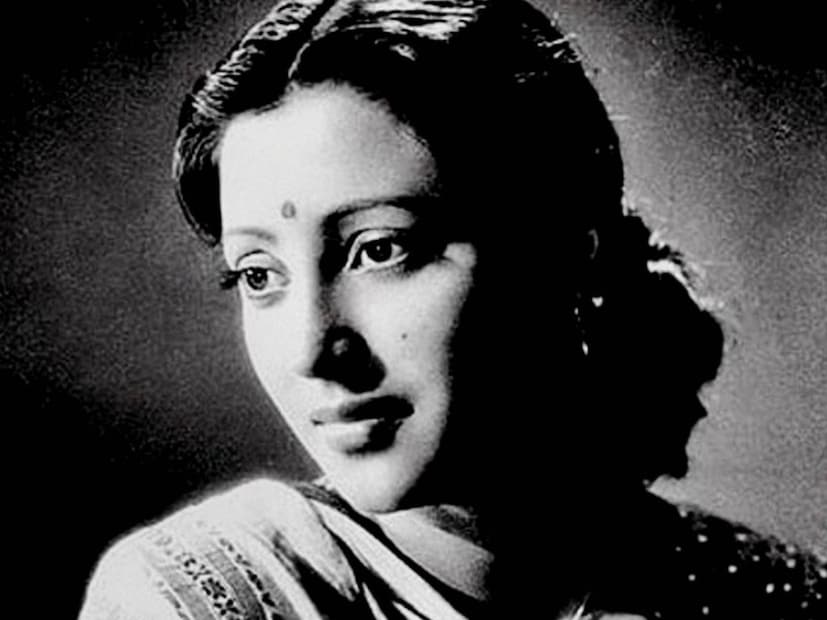 শুধু অভিনয় আর অপার্থিব সৌন্দর্যের গুণে নয়, সুচিত্রা সেনের বলিষ্ঠ ব‍্যক্তিত্বেরও চর্চাও ছিল সিনে জগতে। অভিনয়ের সময়েও নিজের ব‍্যক্তিত্ব বজায় রাখতেন তিনি। এহেন ব‍্যক্তিত্বময়ী সুচিত্রাকে না চাইতেই চুম্বন করে বসেন বলিউডের এক নামজাদা অভিনেতা। 