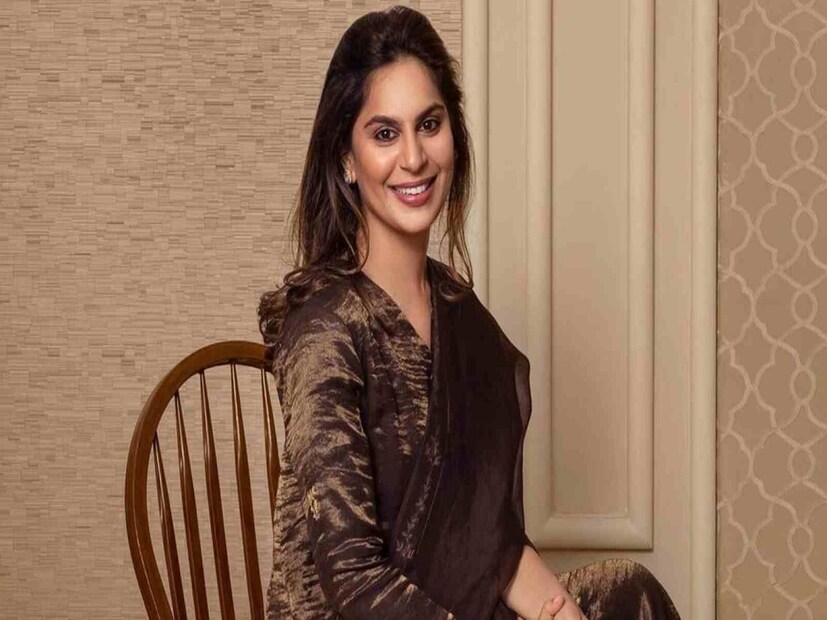 উপাসনা রিজেন্ট ইউনিভার্সিটি লন্ডন থেকে এমবিএ-তে মাস্টার্স করেছেন। তিনি হার্ভার্ড বিশ্ববিদ্যালয়ে পড়াশোনা করেছেন যেখানে তিনি ব্যবসা চালানোর  দক্ষতা অর্জন নিয়ে শিখেছেন। Photo- File