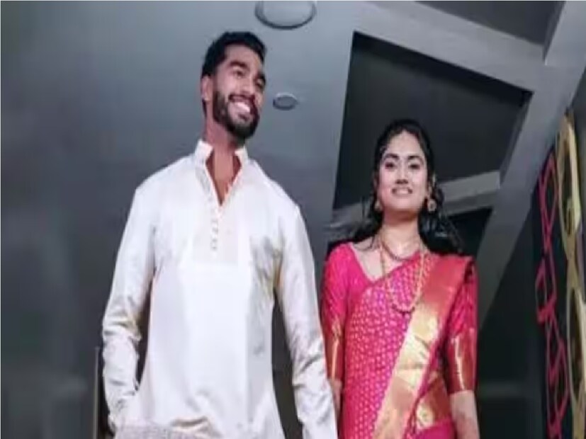 আরসিবি-র বিরুদ্ধে পঞ্চাশ  করার পরে, ভেঙ্কটেশ তাঁর  মাইলফলককে মনে রাখার জন্য একটি চুম্বন ছুঁড়েছিলেন। পরে জানা যায় এই ফ্লাইং কিস ছিল তাঁর বাগদত্তার জন্য৷  তিনি জানান তাঁর প্রেমিকা শ্রুতি সেদিন আরসিবি বনাম কেকেআর ম্যাচে  স্টেডিয়ামে উপস্থিত ছিলেন এবং চুম্বনটি তাঁর জন্য ছিল।