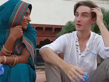 টুয়েলভথ পাশ গ্রামের মহিলা, ইংল্যান্ডের যুবকের সঙ্গে দাপিয়ে কথা বললেন ইংরেজিতে! ভাইরাল ভিডিও