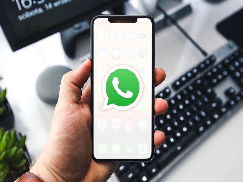 WhatsApp delete for everyone recover: হোয়াটসঅ্যাপ আসার পর থেকেই সকলের জীবনে এক বিরাট পরিবর্তন এসেছে ৷ ছবি, দরকারি তথ্য ও অন্যান্য ডকুমেন্ট পাঠানো এখন অনেক সহজ হয়ে গিয়েছে ৷ কয়েক সেকেন্ডের মধ্যে ছবি, ভিডিও, কনট্যাক্ট ও লোকেশন সহজেই পাঠানো যায় ৷ হোয়াটসঅ্যাপের মাধ্যমে কয়েক হাজার কিলোমিটার দূরে থাকা ব্যক্তি সহজেই আপনার সঙ্গে কল বা ভিডিও কলের মাধ্যমে আপনার সঙ্গে যোগাযোগ করতে পারবেন ৷