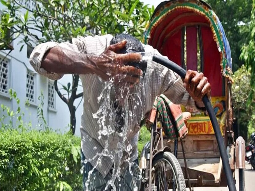 আবহাওয়া দফতরের পূর্বাভাস অনুযায়ী, সপ্তাহভরই চলবে তাপপ্রবাহ। রবিবার দক্ষিণবঙ্গের ছয় জেলায় চরম তাপপ্রবাহের সতর্কবার্তা। পানাগড়ে ৪৫ ডিগ্রি সেলসিয়াস পার তাপমাত্রা। পশ্চিম মেদিনীপুর, ঝাড়গ্রাম, পুরুলিয়া, বাঁকুড়া, পশ্চিম বর্ধমান ও বীরভূম জেলায় চরম তাপপ্রবাহের (সিভিআর হিট ওয়েভ) সতর্কবার্তা। কলকাতা সহ দক্ষিণবঙ্গের বাকি জেলাতে তাপপ্রবাহ।