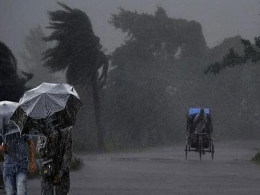 প্রবল দাবদাহের মধ্যে স্বস্তির বৃষ্টির পূর্বাভাস। আগামী দু’ঘণ্টায় তিন জেলায় বজ্রবিদ্যুৎ-সহ হালকা থেকে মাঝারি বৃষ্টি হওয়ার সম্ভাবনা তৈরি হয়েছে। সঙ্গে হালকা ঝোড়ো হাওয়া।