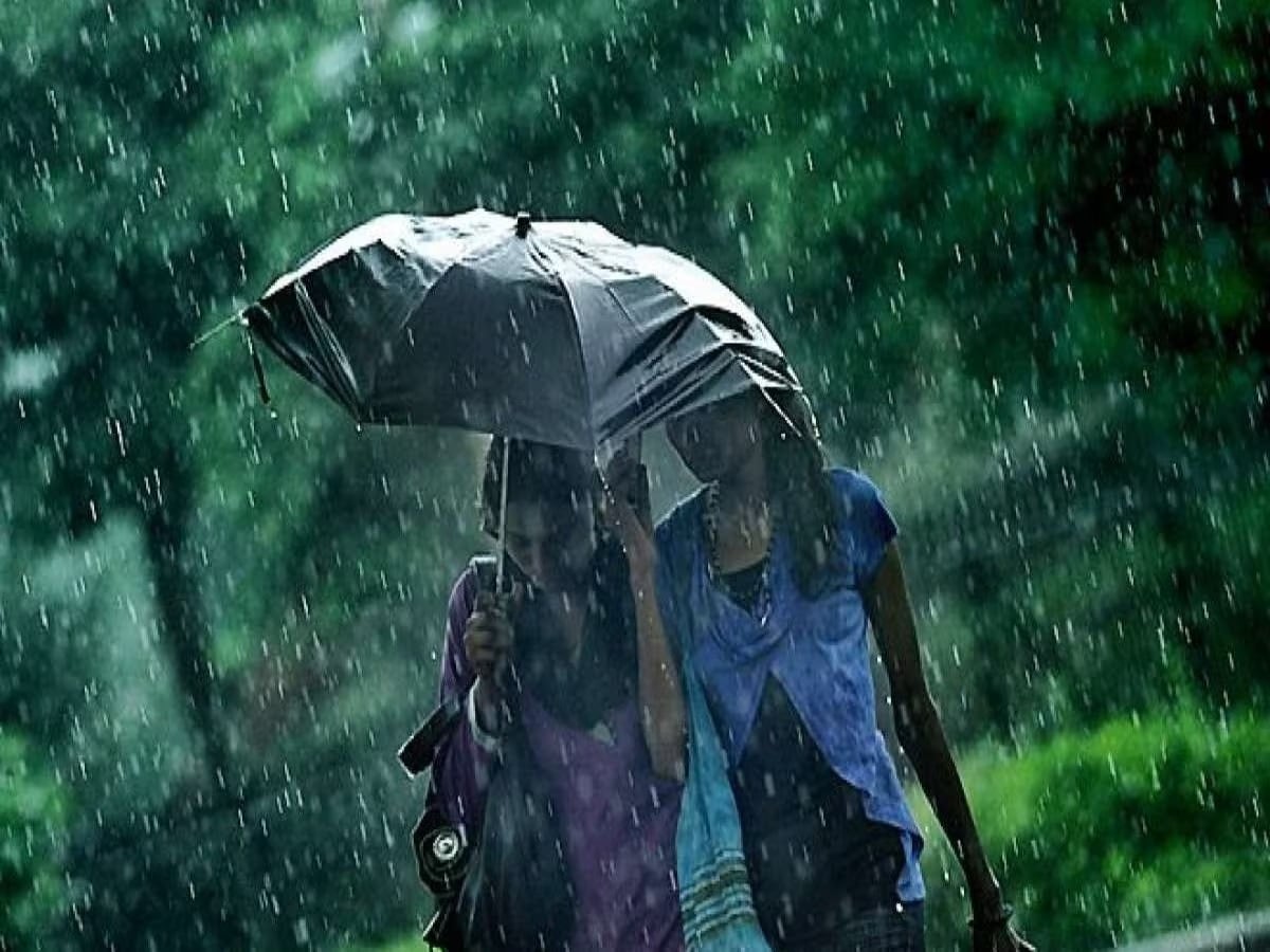 IMD Rain Alert: বৃষ্টির সম্ভাবনা পশ্চিমবঙ্গের উত্তরের ওপরের পাঁচ জেলায়। দার্জিলিং, কালিম্পং, জলপাইগুড়ি, কোচবিহার ও আলিপুরদুয়ার জেলায় বজ্রবিদ্যুৎ-সহ বৃষ্টির সম্ভাবনা আজ।