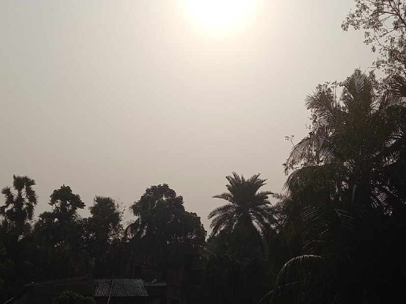 তাপপ্রবাহের পরিস্থিতি দক্ষিণবঙ্গ জুড়ে। কলকাতাতেও তাপপ্রবাহের আশঙ্কা। চরম গরম ও অস্বস্তিকর আবহাওয়া। তাপপ্রবাহের পরিস্থিতি দক্ষিণবঙ্গে ক্রমশ বাড়বে। ১১ জেলায় দক্ষিণবঙ্গের তাপপ্রবাহের সতর্কবার্তা রয়েছে। 