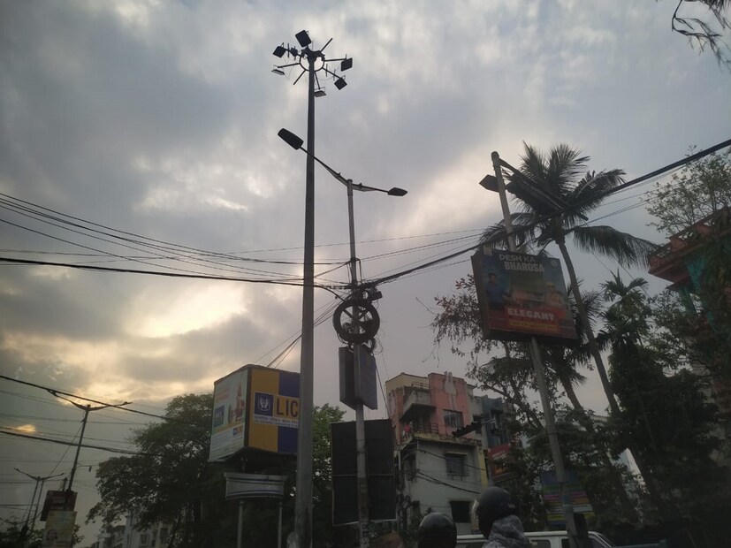 উত্তরবঙ্গের পার্বত্য দুই জেলা এবং দক্ষিণবঙ্গের পশ্চিমের চার জেলায় বিকেলের পর বজ্রবিদ্যুৎ-সহ হালকা বৃষ্টির খুব সামান্য সম্ভাবনা। আজ, শুক্রবার নীল ষষ্ঠীর দিনে উত্তর ও দক্ষিণ-দুই বঙ্গেই বিক্ষিপ্তভাবে বৃষ্টি হবে কয়েক জেলায়।