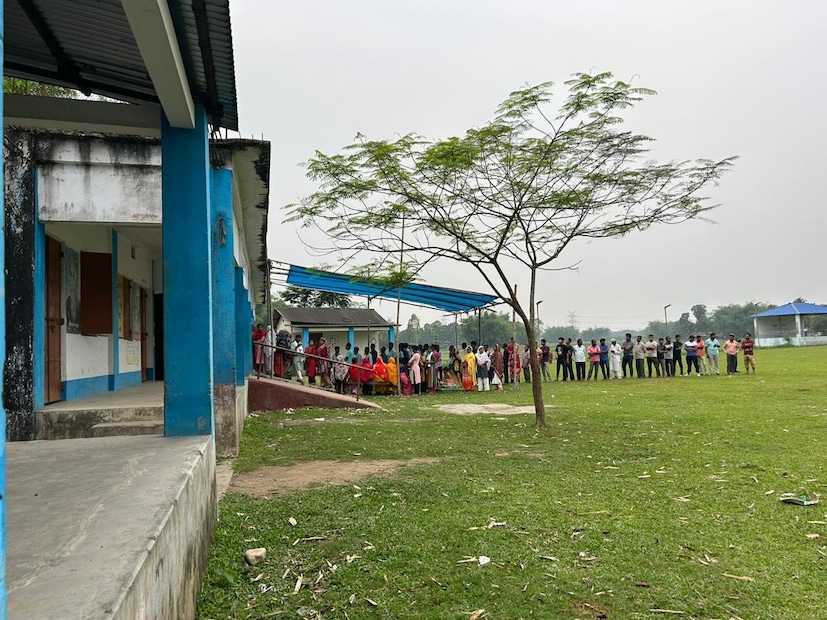 দার্জিলিং, কালিম্পং, আলিপুরদুয়ার, কোচবিহার ও জলপাইগুড়িতে হালকা ঝোড়ো হাওয়ার সঙ্গে বজ্রবিদ্যুৎ-সহ বৃষ্টি। আগামিকাল, শনিবার থেকে বজ্রবিদ্যুৎ-সহ বৃষ্টি চলবে। গরম ও অস্বস্তি থাকবে মালদহ, উত্তর ও দক্ষিণ দিনাজপুরে।