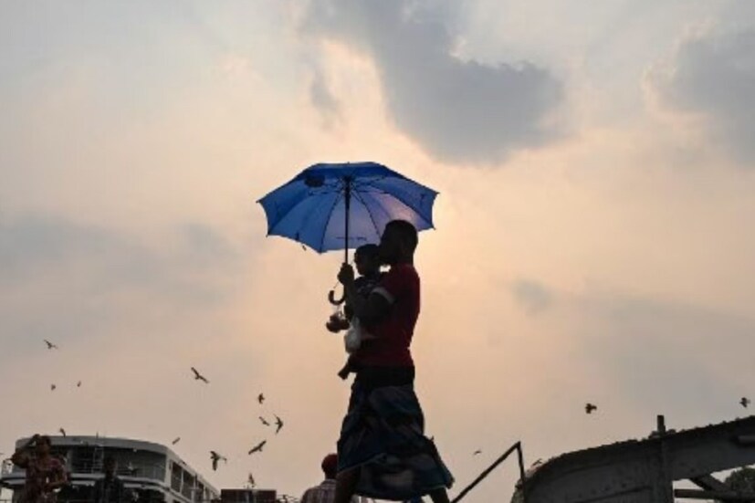 আরও এক সপ্তাহ দক্ষিণবঙ্গের সব জেলাতেই চলবে তাপপ্রবাহ। অতি তীব্র তাপপ্রবাহের চরম সতর্কবার্তা দক্ষিণবঙ্গের সাত জেলায়। পূর্ব মেদিনীপুর, পশ্চিম মেদিনীপুর, ঝাড়গ্রাম, পূর্ব ও পশ্চিম বর্ধমান, বীরভূম ও বাঁকুড়া- এই সাত জেলায় অতি তীব্র তাপপ্রবাহ চলবে। 