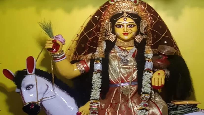 দেবীবন্দনার পাশাপাশি এই শুভ তিথিতে নিমগাছে জলদান করতে পারেন৷ তার পর সন্তানের মঙ্গলকামনায় নিমগাছ প্রদক্ষিণ করুন সাত বার৷ প্রচলিত বিশ্বাস, এতে সন্তানের মঙ্গল হয়৷