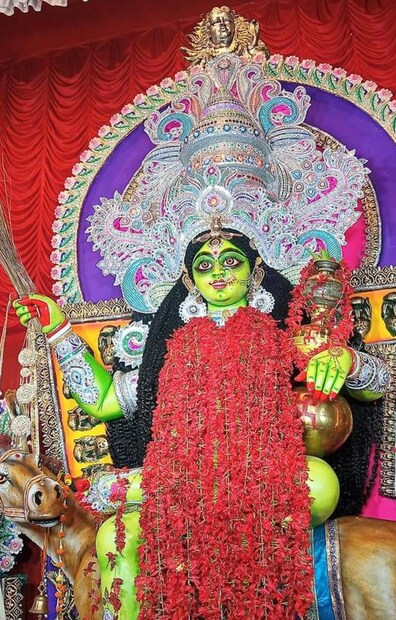 মা শীতলার সামনে প্রজ্বলন করুন দেশি ঘিয়ের প্রদীপ৷ মন্দিরে বা নিজের ঘরে, যে কোনও জায়গাতেই পুজো করতে পারেন দেবীর৷ 