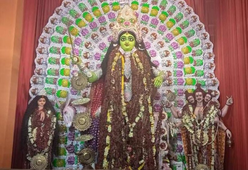 শীতলাপুজোর শুভ তিথিতে ভোরে ঘুম থেকে উঠে স্নান সেরে নেন ব্রতীরা৷ তার পর ঘরবাড়ি এবং পুজোর স্থান পরিষ্কার পরিচ্ছন্ন করে নিন৷