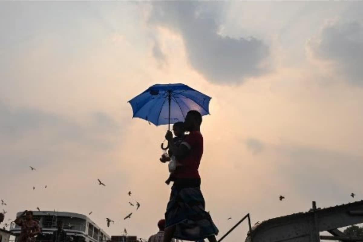 Bengal Weather Alert: রবিবার ঝড়বৃষ্টির পরিমাণ বাড়বে দক্ষিণবঙ্গে। বজ্রবিদ্যুৎ-সহ হালকা মাঝারি বৃষ্টির সঙ্গে কোথাও কোথাও ৪০-৫০ কিলোমিটার গতিবেগে দমকা ঝড় হবে।
