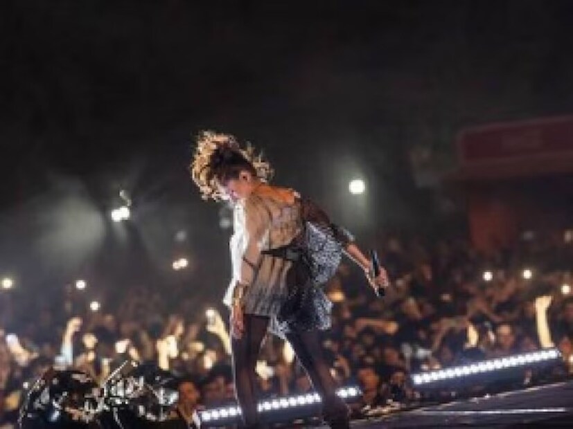 ২০০০ টিরও বেশি গান গাওয়ার রেকর্ড রয়েছে এই গায়িকরা।  যদিও আজ সঙ্গীত জগতে তাঁর বিশ্বজোড়া খ্যাতি কিন্তু তাঁর একটি সিদ্ধান্ত জীবন এবং পরিবারকে ধ্বংস করে দিয়েছিল। চিনতে পারছেন কে তিনি?
