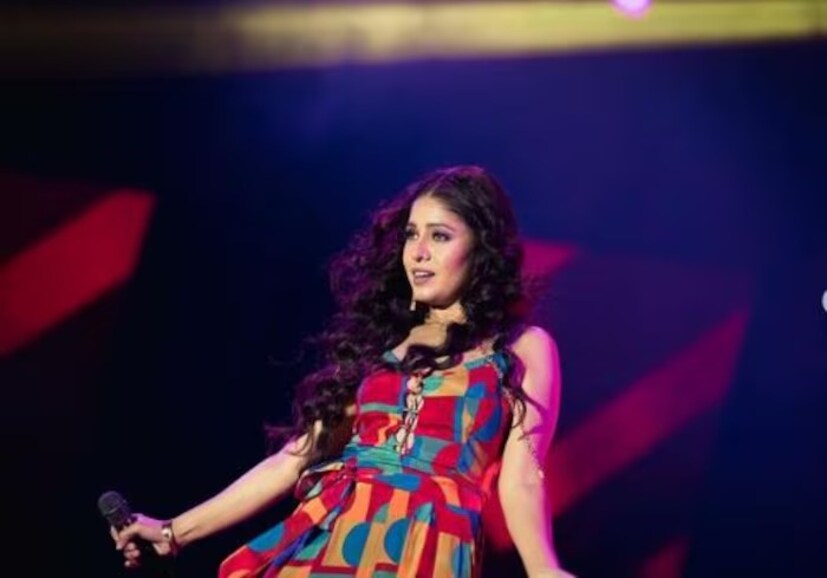 সুনিধি চৌহান তাঁর কেরিয়ার শুরু করেছিলেন দূরদর্শনে সম্প্রচারিত রিয়েলিটি গান শো 'মেরি আওয়াজ সুনো' দিয়ে। ১৯৯৬ সালে আয়োজিত এই প্রতিযোগিতার শিরোপা জিতেছিলেন সুনিধি। এর পরে তিনি 'লিটল ওয়ান্ডারস ট্রুপ'-এর প্রধান গায়িকাও হন। এই শো দিয়ে তিনি রাতারাতি সেনসেশন হয়ে ওঠেন। 