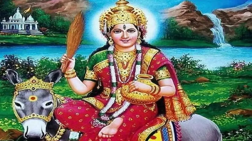 অনেক পরিবারেই এদিন অরন্ধন ব্রত পালন করা হয়৷ উনুন ধরানো হয় না৷ কোনও রান্না করা হয় না৷ আগের দিন রাঁধা শীতল খাবার খাওয়া হয়৷ শীতলাপুজোয় কোনও গরম বা উষ্ণ খাবার গ্রহণ করার নিয়ম নেই৷