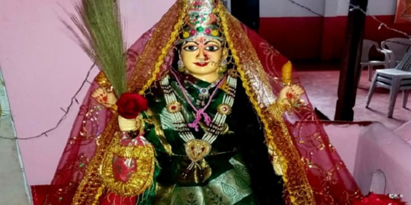 এই তিথিতে কাকভোরে ঘুম থেকে উঠে স্নান সেরে শীতলাদেবীকে টকদই ও হলুদ নিবেদন করা হয়৷ ব্রতপালনের পর সাত্তিক আহার গ্রহণ করে উপবাস ভঙ্গ করা হয়৷