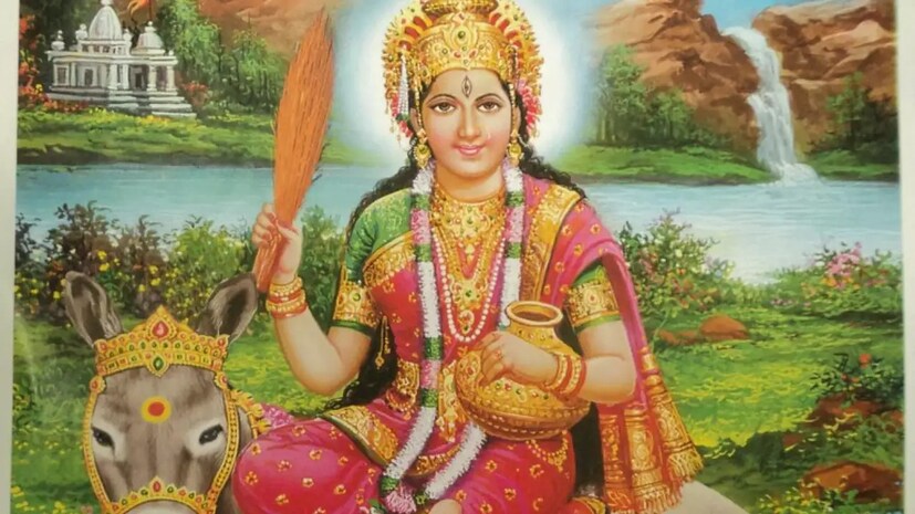 শীতলাদেবীর পুজোয় নিমগাছে জলদান করুন৷ নিমগাছ প্রদক্ষিণ করুন৷ গবাদি পশুকে আহার করান৷