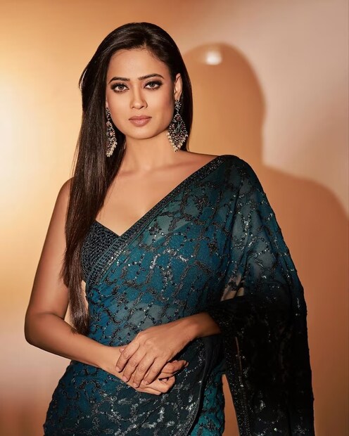মাত্র ১৮ বছর বয়সে বাড়ির সকলের অমতে বিয়ে করেন শ্বেতা৷ তারপরই ২০ বছর বয়সে তিনি কন্যা সন্তানের মা হন। কন্যা পলক তিওয়ারির জন্মের পরপরই স্বামীর সঙ্গে বিচ্ছেদ হয় অভিনেত্রীর।