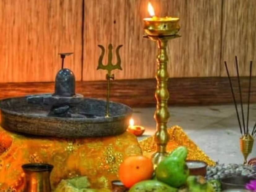 প্রতি মাসের কৃষ্ণপক্ষের চতুর্দশী তিথিতে মাসিক শিবরাত্রি পালিত হয়। ভগবান শিবের প্রিয় জিনিসগুলি নিবেদন করা হয় এবং তাঁর মন্ত্রগুলি জপ করা হয়। মাসিক শিবরাত্রির দিনে গল্প শোনা যায়। ভগবান শিবের আশীর্বাদে ভক্তদের কষ্ট দূর হয় এবং তাদের সকল মনোবাঞ্ছা পূর্ণ হয়।