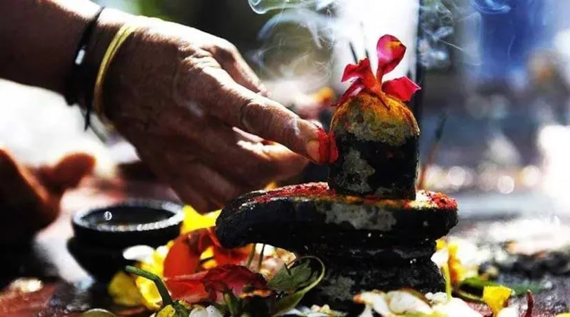 নিষ্ঠাভরে এই দিন শিবের পুজো করলে বিবাহিত মহিলাদের সুখ ও সৌভাগ্য বৃদ্ধি পায়। একই সঙ্গে অবিবাহিত মেয়েদেরও বিবাহের সম্ভাবনা রয়েছে। এবার মাসিক শিবরাত্রিতেও ঘটছে এক আশ্চর্য কাকতালীয় ঘটনা।উজ্জয়নের পন্ডিত আনন্দ ভরদ্বাজের কাছ থেকে জেনে নিন পূজা পদ্ধতি এবং শুভ সময়।
