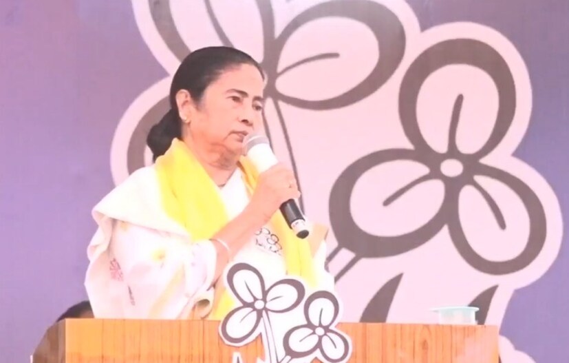 মমতা বন্দ্যোপাধ্যায় আজ কোচবিহারের মাথাভাঙায় লোকসভা প্রচারের সভা থেকে জানিয়ে দেন ১ কোটিরও বেশি মহিলাদের দেওয়া হয়েছে লক্ষ্মীর ভাণ্ডারের বেশি টাকা। ইতিমধ্যেই সরকারি তহবিল থেকে লক্ষ্মীর ভাণ্ডারের সেই বর্ধিত টাকা বণ্টন শুরু হয়ে গিয়েছে।