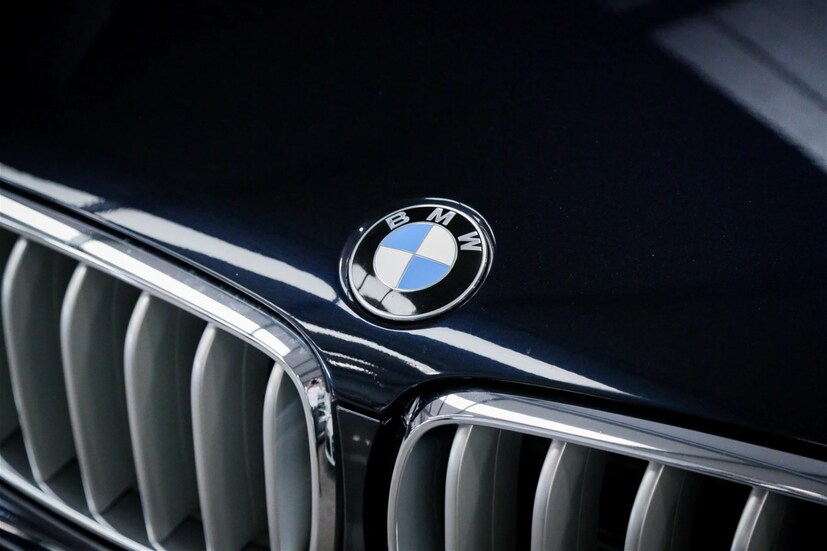 বিএমডব্লিউ (BMW)গাড়ির লোগোটি অন্যান্য সমস্ত গাড়ির থেকে খানিকটা ইউনিক৷ নীল ও সাদা রঙের এই লোগোতে লুকিয়ে রয়েছে বিরাট রহস্য৷ যা ৯০ শতাংশ মানুষই হয়তো জানেন না ৷ এমনকী বিএমডব্লিউ (BMW)পুরো নাম কী, তার উত্তর দিতে গিয়ে হিমশিম খান একাধিক মানুষ৷