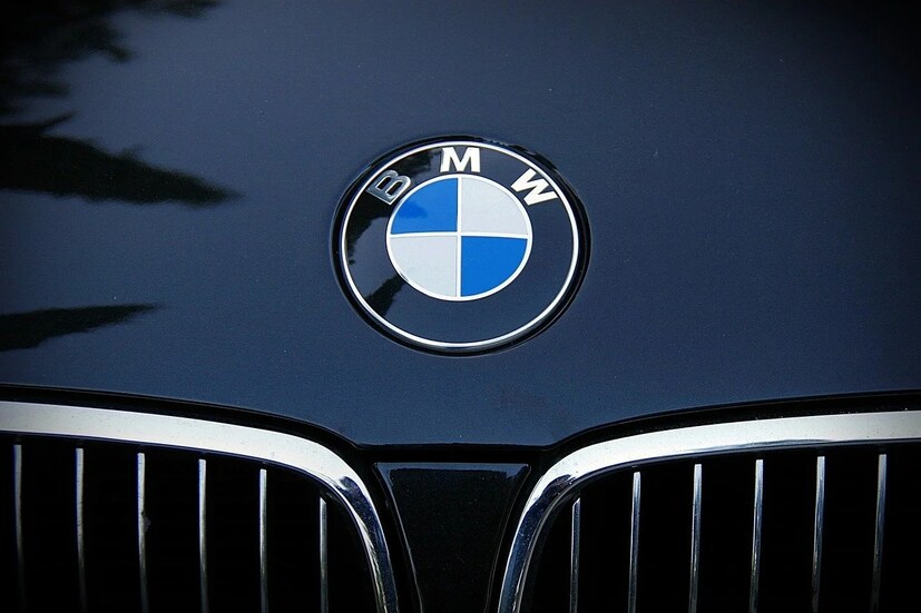 বিএমডব্লিউ (BMW) ওয়েবসাইট অনুসারে, BMW এর পুরো নাম হল Bayerische Motoren Werke GmbH, যাকে ইংরেজিতে Bavarian Engine Works Company বলা হয়। এটি এই নামটি পেয়েছে কারণ এই কোম্পানিটি জার্মান রাজ্য বাভারিয়াতে প্রতিষ্ঠিত হয়েছিল। 