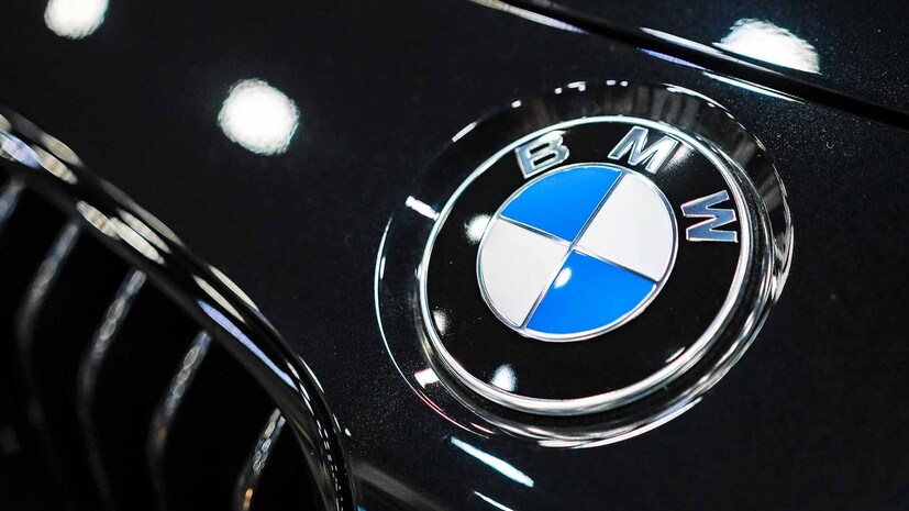 বিএমডব্লিউ (BMW) লোগোতে সাদা এবং নীল, জার্মানের বাভারিয়ার রং, যেখানে কোম্পানিটি প্রতিষ্ঠিত হয়েছিল। ১৯২৯ সালে, একটি বিএমডব্লিউ বিজ্ঞাপন প্রদর্শিত হয়েছিল যাতে এই লোগোটি প্লেনের প্রপেলারের ভিতরে দেখানো হয়েছিল, সেখান থেকেই প্লেনের প্রপেলার সম্পর্কে গুজব ছড়াতে শুরু করে।