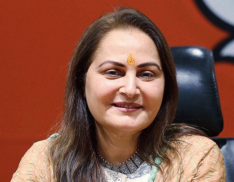 তারপরই শুরু তিক্ত জীবন৷ তবে সেই সম্পর্ক ভেঙে যায়, স্বামীর থেকে বিচ্ছেদের পর একটি পুত্রসন্তানকে দত্তক নেন অভিনেত্রী৷ বর্তমানে তাঁকে নিয়ে জীবন কাটাচ্ছেন অভিনেত্রী জয়া প্রদা৷