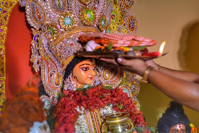 শারদীয়া দুর্গাপুজোর মতোই মহা সপ্তমী থেকে মহা নবমী পর্যন্ত পালিত হয় বাসন্তী পুজোর উৎসব৷ এই সময়পর্বকে বলা হয় চৈত্র নবরাত্রিও৷