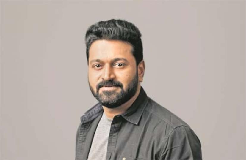 তবে কলেজের পর একাধিক কাজের সঙ্গে নিযুক্ত ছিলেন৷ জল বিক্রি থেকে রিয়েল এস্টেট এবং হোটেলেও কাজ করেছিলেন তিনি৷ পাশাপাশি চলচ্চিত্রেও নিজের জায়গা তৈরি করছিলেন৷