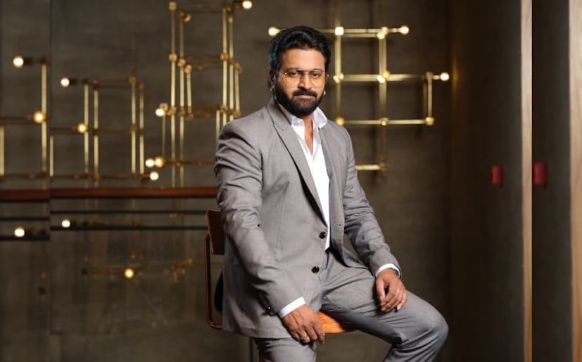 ভারতীয় সিনেমায় তাঁর বিরাট অবদান রয়েছে৷ একাধিক চরিত্রে অভিনয় করে তিনি সকলের মন জিতে নিয়েছেন৷ ব্লকবাস্টার ছবিও রয়েছে তাঁর ঝুলিতে৷ তিনি হলেন দক্ষিণী ইন্ডাস্ট্রির সুপরিচিত অভিনেতা-পরিচালক ঋষভ শেট্টি৷