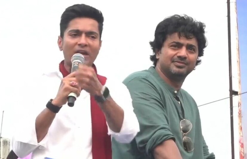 তৃণমূলের সর্বভারতীয় সাধারণ সম্পাদকের কথায়, ‘‘ঘাটাল মাস্টার প্ল্যান উচিত কি না? দেবকে বলেছে মানুষকে কথা দিয়েছি। কেন্দ্রকে জানিয়েছি। তারপরেও হয়নি। আমি বলেছি যারা মানুষের বাড়ির টাকা বন্ধ করে এটা করবে না৷ আমি সিএমকে ফোন করি। এরা দেবে না। ১ মাসে না দিলে আমার সরকার করবে৷ কেন্দ্র না দিলে যা লাগুক আমরা দেব। আমি কথা দিয়ে কথা রাখার লোক৷ ঘাটাল মাস্টার প্ল্যান করে দেখাবো৷’’