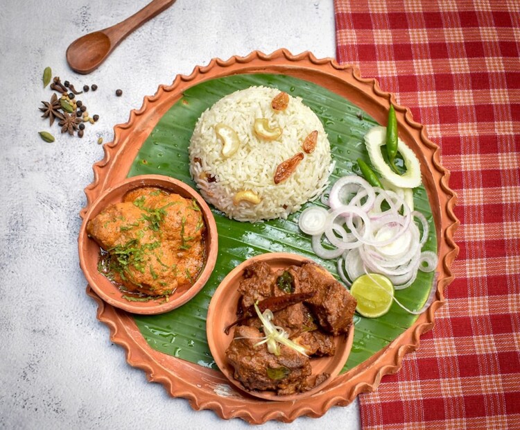 পয়লা বৈশাখ মানেই বৈশাখী আড্ডা ও বাঙালি খানা৷ পেটপুরে বাঙালি পদ না খেলে যেন পয়লা বৈশাখ পালনই হয় না৷ তবে বাড়িতে নয়, বিশেষ বাঙালি পদের জন্য তৈরি শহরের নামী-দামি ক্যাফে৷ 