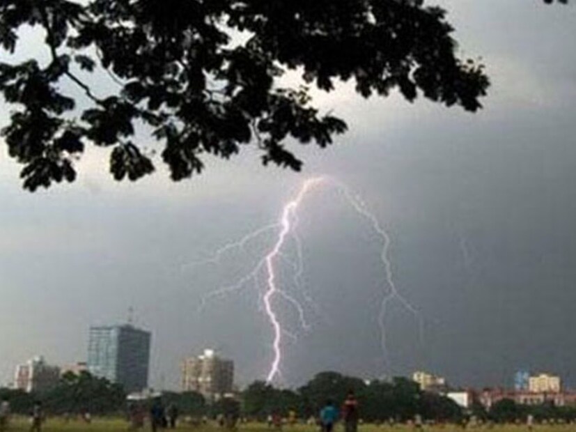 হালকা থেকে মাঝারি বৃষ্টির পূর্বাভাস রয়েছে। বাজ পড়ার আশঙ্কাও থাকছে।