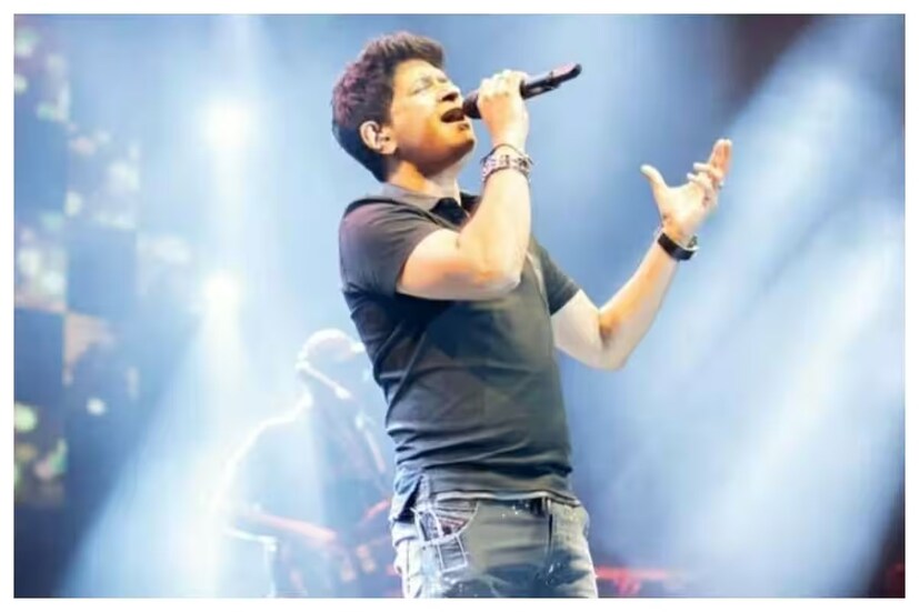 বলিউডের একাধিক গায়ক হরিহরণ, সুরেশ ওয়াদকর, অলকা ইয়াগনিক, রূপকুমার রাঠোর, সুনিধি চৌহান, আশা ভোঁসলে, কবিতা কৃষ্ণমূর্তি এবং সোনু নিগমের সঙ্গে একাধিক সুপারহিট গান গেয়ে তিনি সকলের মন  জিতে নিয়েছিলেন৷ তবে তিনি আর নেই৷ আচমকাই কলকাতায় কনসার্টে এসে ভক্তদের বিদায় জানিয়ে চিরতরে অমৃতলোকে চলে গেছেন। তিনি হলেন বলিউডের প্রয়াত গায়ক কেকে ওরফে কৃষ্ণকুমার কুন্নাথ৷